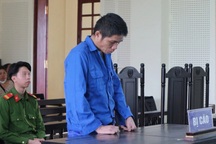 Đi trồng keo thuê, gom tiền mua "hàng cấm" về bán