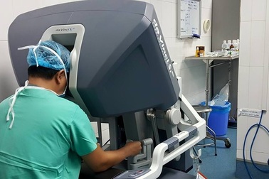 Phẫu thuật nội soi rô-bốt thành công cho trẻ nhẹ cân nhất