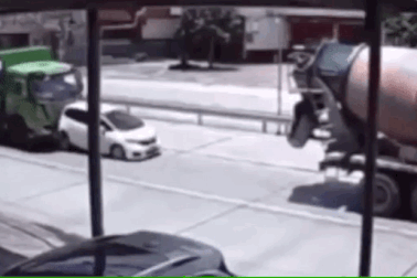 Tài xế thoát chết ngoạn mục trong chiếc ô tô bị xe tải đâm biến dạng