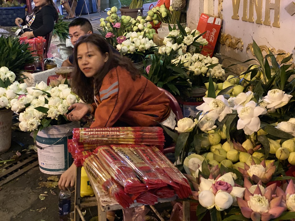 Sau giao thừa, nhiều người đi chùa cầu bình an - 17 Sau giao thừa, nhiều người đi chùa cầu bình an - 17
