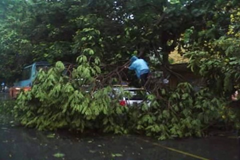 Nhà tốc mái, ô tô bị lật trên cầu... sau giông lốc ở Hà Nội