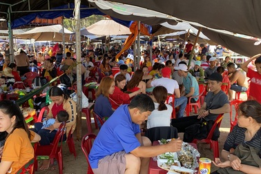 Ngộp thở tại các quán nhậu ven biển ngày mùng 4 Tết