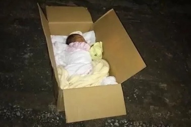 Bé gái vài ngày tuổi bị bỏ rơi cùng lá thư "gửi người tâm đức"