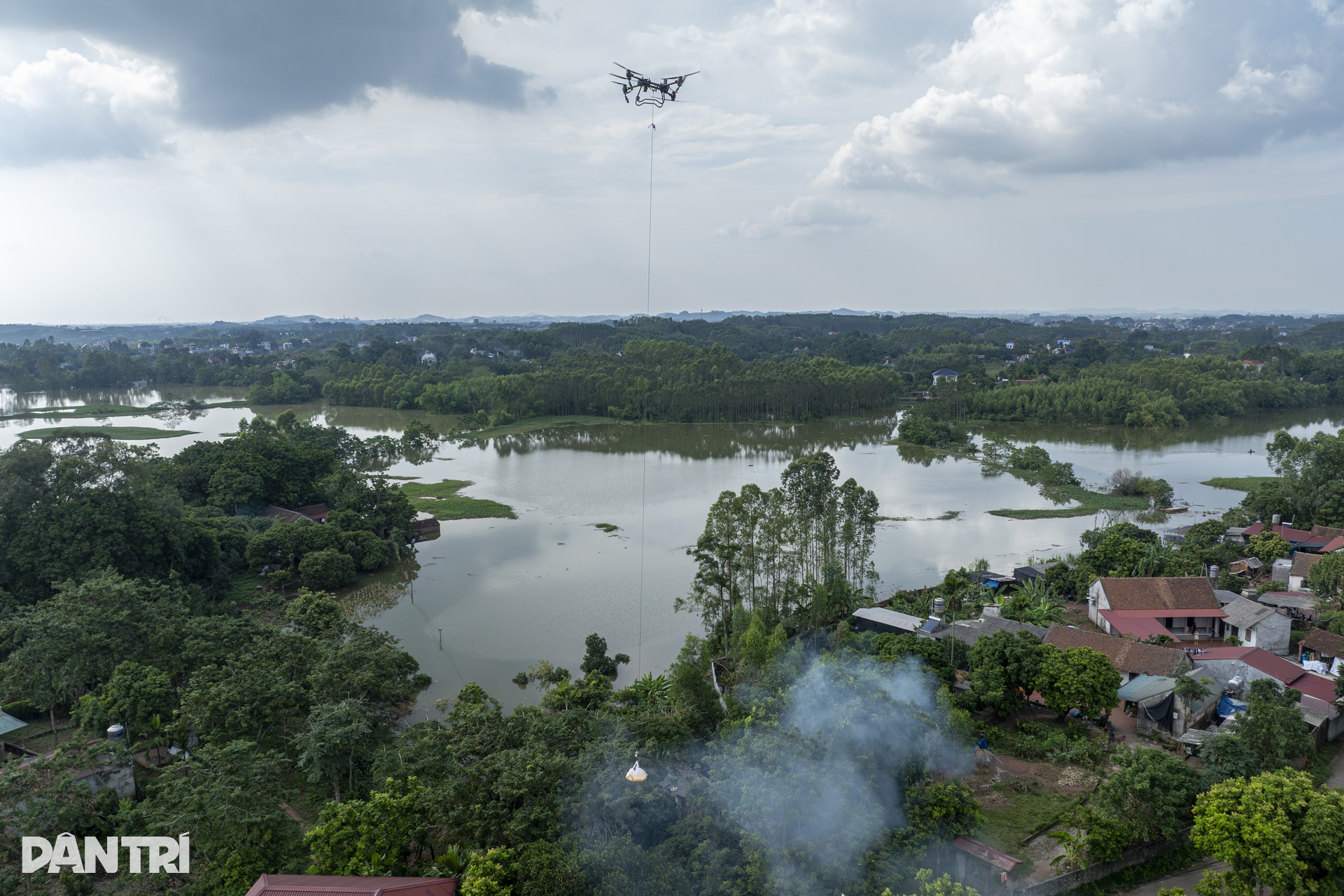 Cận cảnh drone xuyên tâm lũ Bắc Ninh tiếp tế đường không cho thôn cô lập - 13 Cận cảnh drone xuyên tâm lũ Bắc Ninh tiếp tế đường không cho thôn cô lập - 13