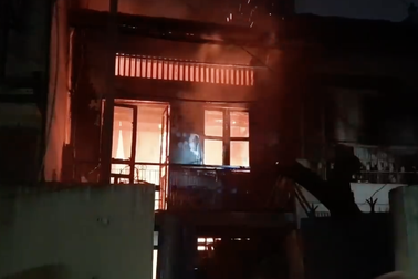 Cháy nhà 2 tầng trong hẻm, cả khu phố náo loạn