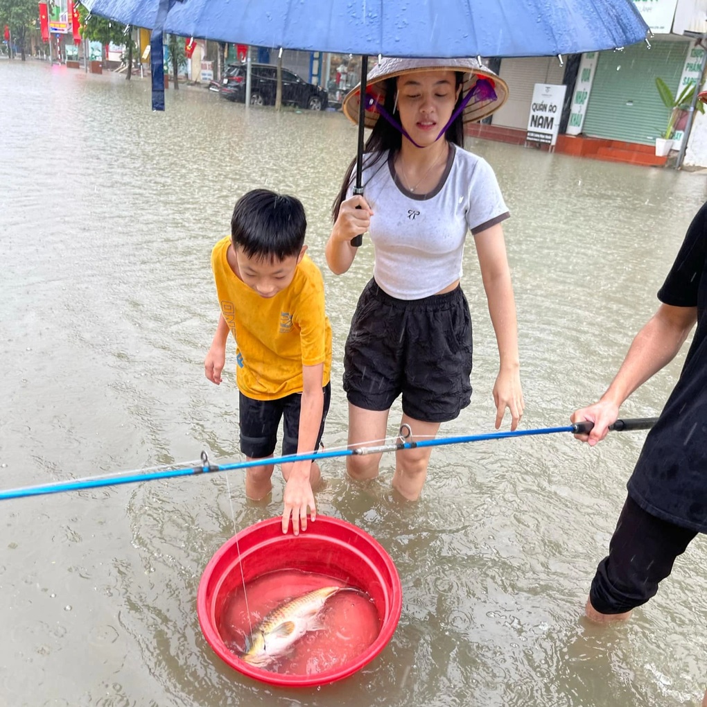 Bi hài cảnh người dân ở Thái Nguyên câu được cá to giữa đường - 3 Bi hài cảnh người dân ở Thái Nguyên câu được cá to giữa đường - 3