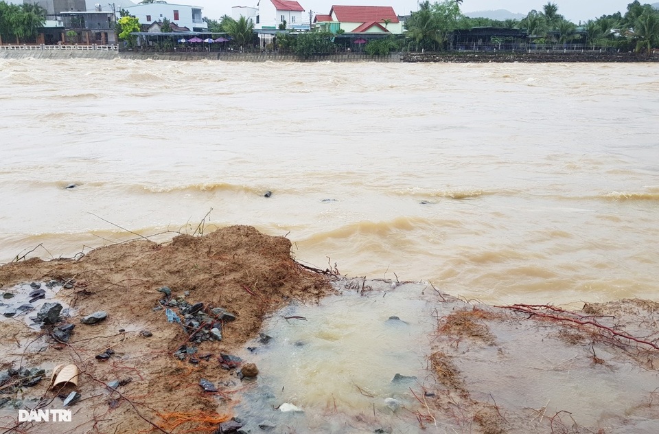 Văn bản lạ gây phẫn nộ tại TP Nha Trang: Biển nước làm lộ sự quan liêu! - 9 Văn bản lạ gây phẫn nộ tại TP Nha Trang: Biển nước làm lộ sự quan liêu! - 9