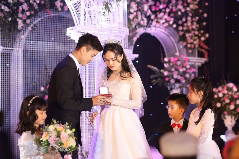 Ánh mắt tình bể bình Duy Mạnh dành cho cô dâu khiến bao fan nữ hâm mộ - 8 Ánh mắt tình bể bình Duy Mạnh dành cho cô dâu khiến bao fan nữ hâm mộ - 8