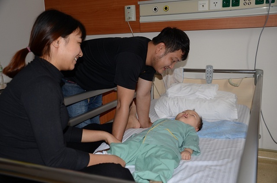 Bố mẹ nghẹn ngào khi con được ghép tế bào gốc nhờ sự giúp đỡ của bạn đọc Dân trí - 3 Bố mẹ nghẹn ngào khi con được ghép tế bào gốc nhờ sự giúp đỡ của bạn đọc Dân trí - 3