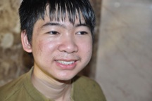 Ân tình của bạn đọc Dân trí cứu rỗi em bé mồ côi, nuôi anh chị tâm thần