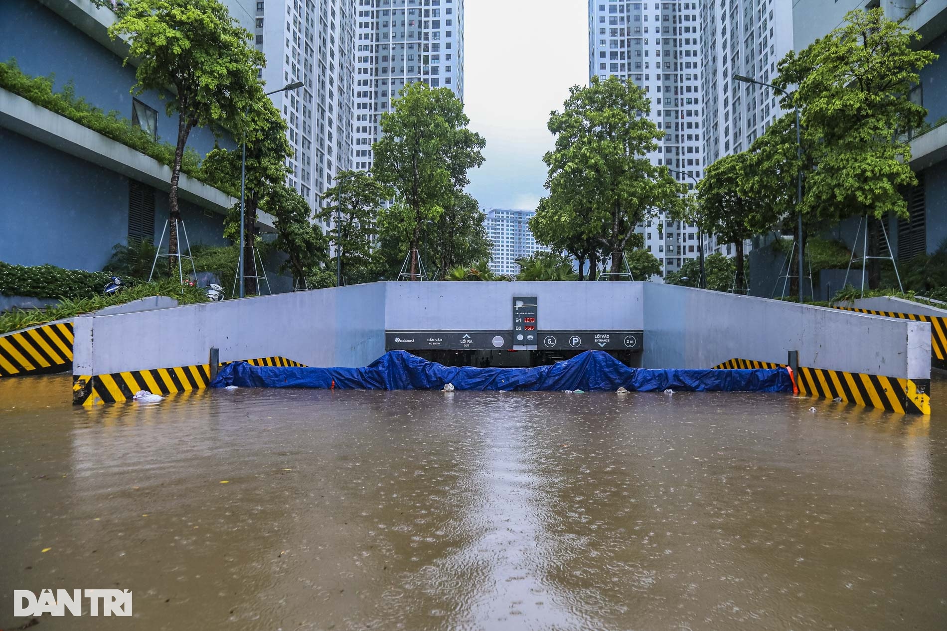 Hà Nội: Mưa lớn ngày cuối tuần, hàng loạt ô tô chết máy - 11