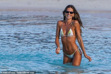 Izabel Goulart tận hưởng kỳ nghỉ "trong mơ" tại St. Barts