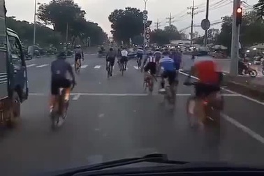 Đoàn người đi xe đạp chạy vào làn ô tô, thản nhiên vượt đèn đỏ