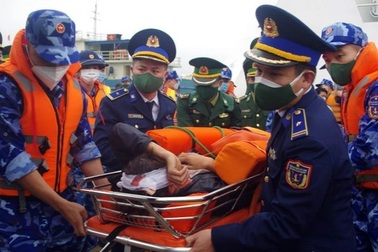 Đứt dây lưới, 5 ngư dân bị thương, hôn mê trên biển