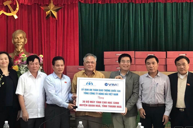 Tặng 30 bộ máy tính cho trường học miền núi Thanh Hoá phát sinh nghèo vì mưa lũ