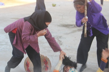 Ăn xin “hỗn chiến” trước cổng chùa để giành chỗ đẹp (!)