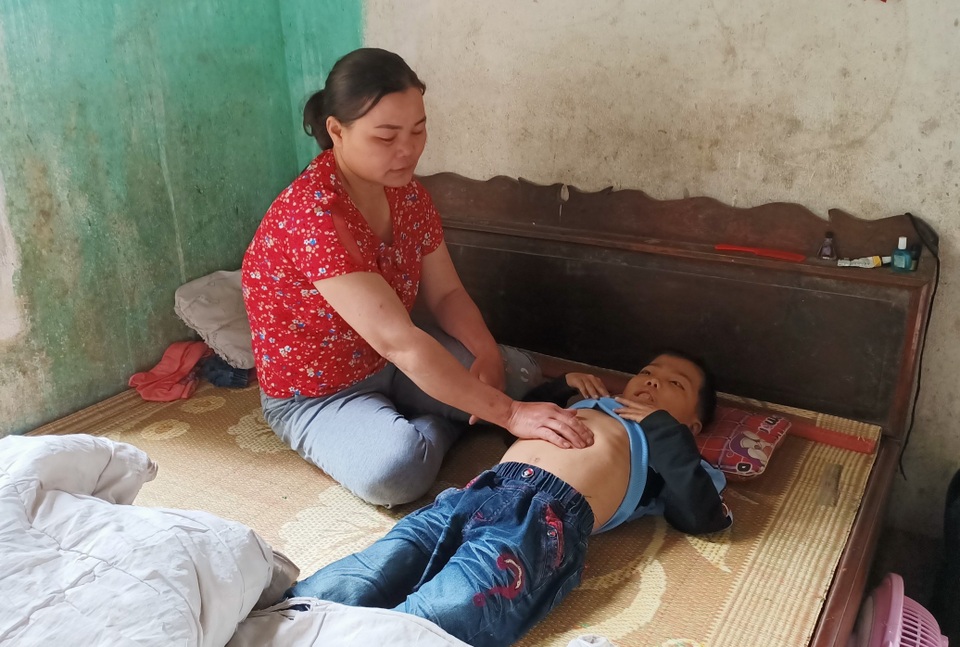 Rớt nước mắt cảnh người mẹ tất tưởi chăm hai con mang bệnh tan máu bẩm sinh - 3 Rớt nước mắt cảnh người mẹ tất tưởi chăm hai con mang bệnh tan máu bẩm sinh - 3