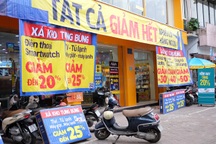 Siêu thị điện máy xả kho, tưng bừng giảm giá "hút" khách dịp cuối năm