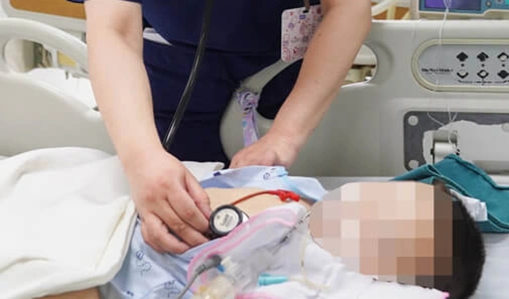 5 trẻ cùng ngộ độc sau uống ống thuốc màu đỏ nhặt được - 2 5 trẻ cùng ngộ độc sau uống ống thuốc màu đỏ nhặt được - 2