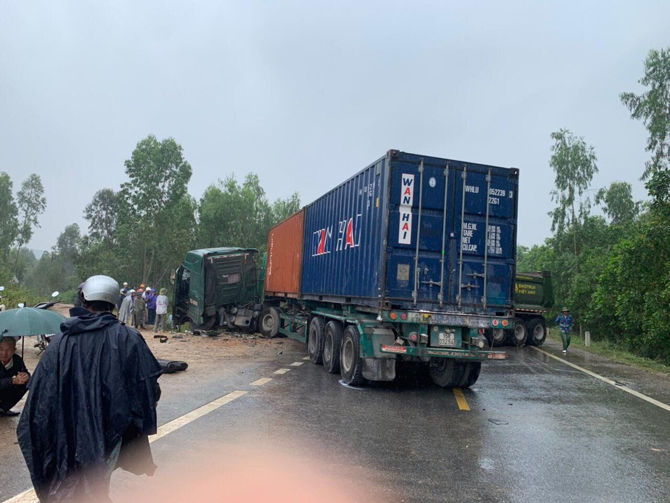 Tai nạn liên hoàn, 2 xe đầu kéo và 1 máy xúc dính chặt vào nhau - 3 Tai nạn liên hoàn, 2 xe đầu kéo và 1 máy xúc dính chặt vào nhau - 3
