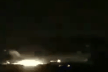 Máy bay thương mại Iran mài bụng tóe lửa trên đường băng