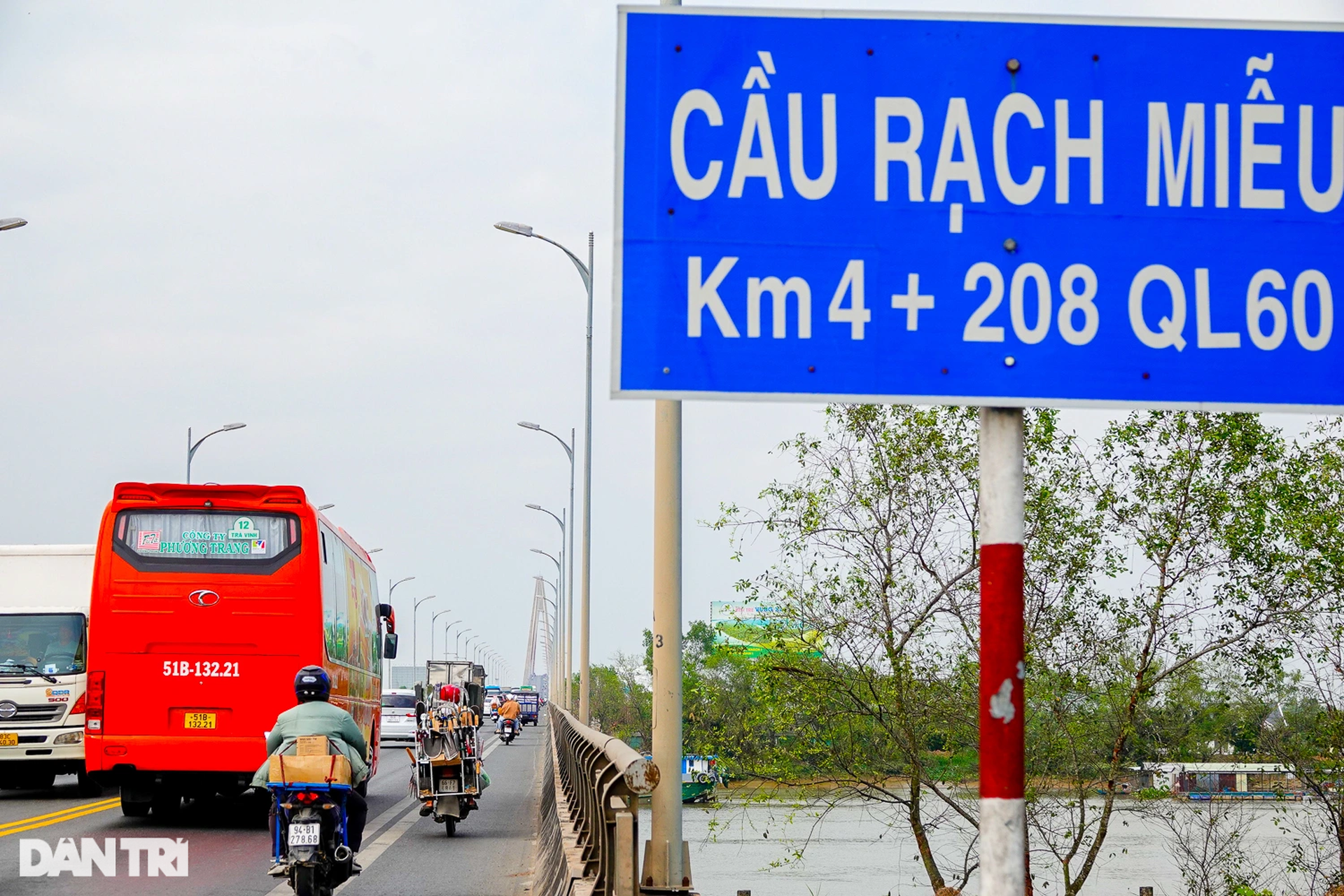 Xe cộ rồng rắn nối đuôi nhau qua cầu Rạch Miễu dịp cận Tết - 8 Xe cộ rồng rắn nối đuôi nhau qua cầu Rạch Miễu dịp cận Tết - 8