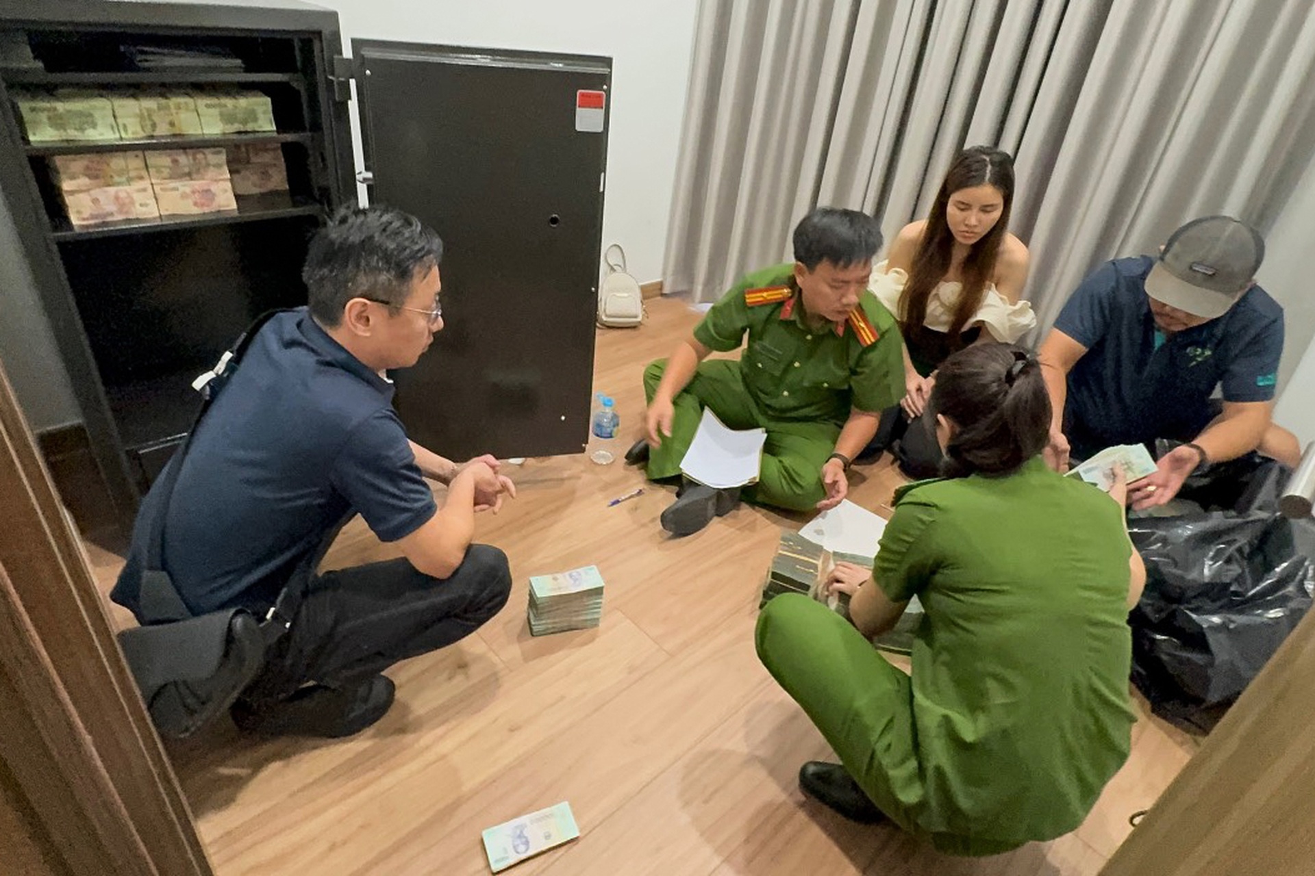 Đường dây mại dâm trong nhà hàng có 200 nữ tiếp viên - 3 Đường dây mại dâm trong nhà hàng có 200 nữ tiếp viên - 3