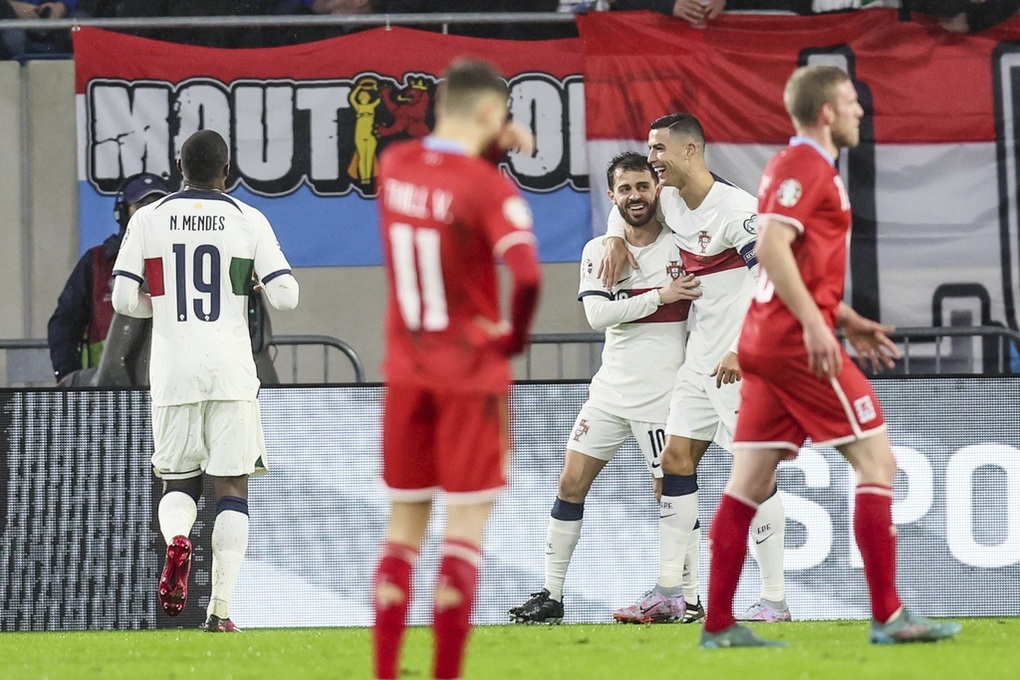 Ronaldo lập cú đúp, Bồ Đào Nha thắng với tỷ số tennis - 1 Ronaldo lập cú đúp, Bồ Đào Nha thắng với tỷ số tennis - 1