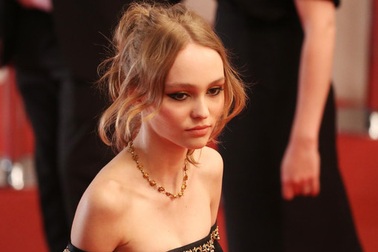 Con gái "cướp biển" Johnny Deep đẹp như mộng tại LHP Cannes