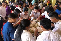 Hàng ngàn suất cơm miễn phí trao tay thí sinh vùng cao