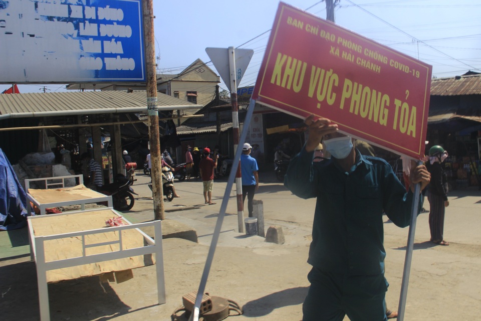 Hàng trăm người dân vùng cách ly phấn khởi ngày dỡ bỏ phong tỏa - 7 Hàng trăm người dân vùng cách ly phấn khởi ngày dỡ bỏ phong tỏa - 7