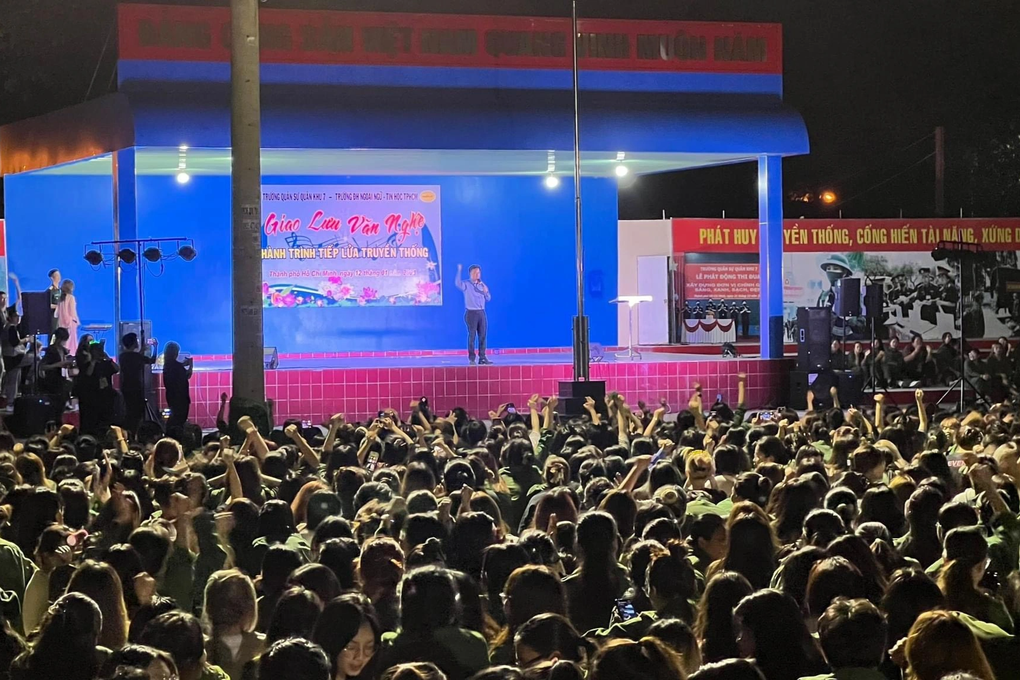 Sau ồn ào, sinh viên HUFLIT vui chơi nhiệt tình ở Trường Quân sự Quân khu 7 - 2 Sau ồn ào, sinh viên HUFLIT vui chơi nhiệt tình ở Trường Quân sự Quân khu 7 - 2