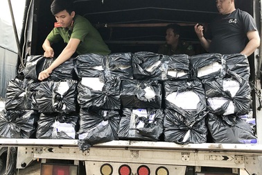 Giấu 7.000 bao thuốc lá lậu trong 32 tấn đường cát