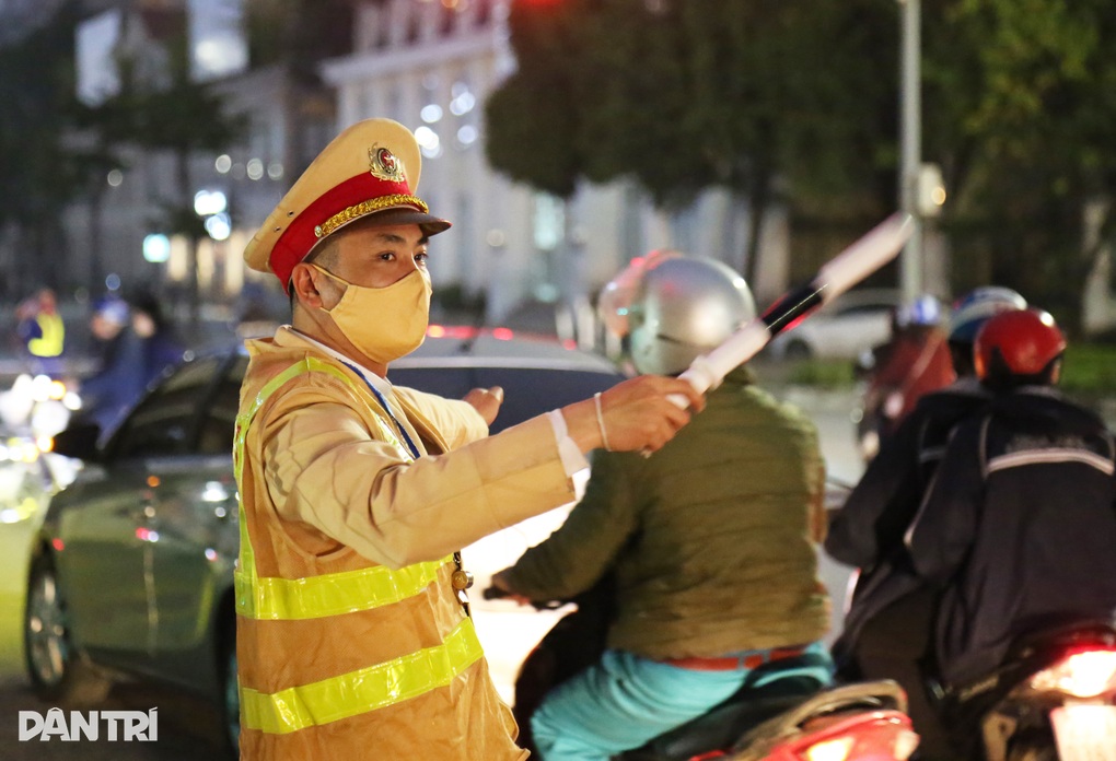 Giao thông ùn tắc ngày cận Tết, CSGT khuyến cáo gì với người dân? - 2 Giao thông ùn tắc ngày cận Tết, CSGT khuyến cáo gì với người dân? - 2