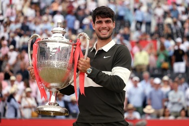 Alcaraz lên ngôi ở Queen’s Club, Bublik vô địch Halle Open