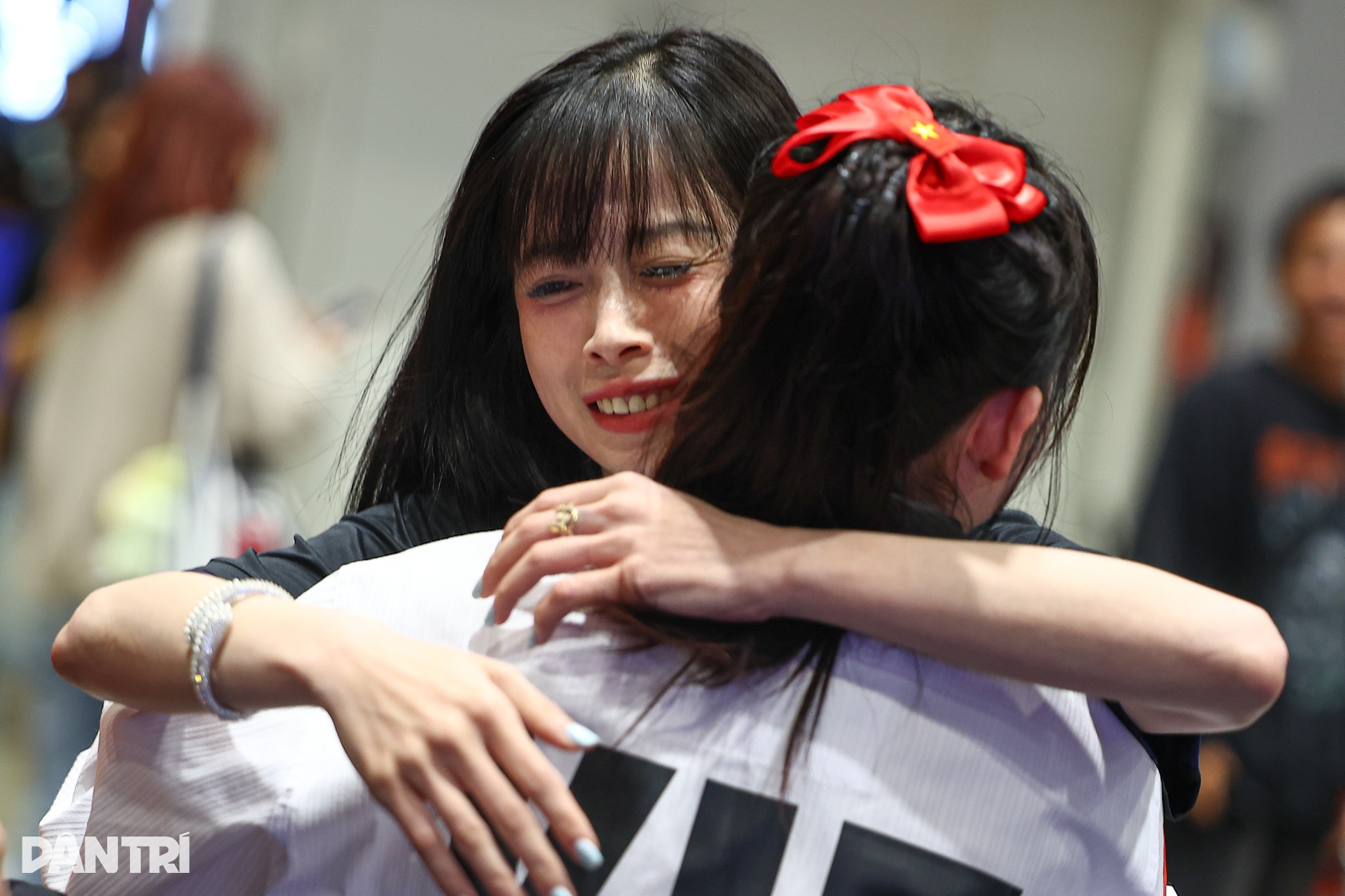 Glädjetårar flödade från taekwondo-atleterna efter att ha vunnit guldmedaljen vid de 33:e SEA-spelen. Giọt nước mắt vỡ oà của các VĐV taekwondo với tấm HCV SEA Games 33 - 7