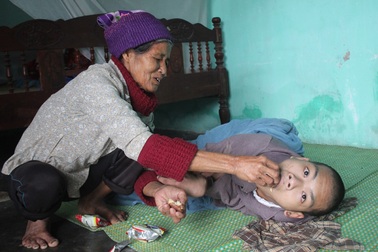 Mẹ già khốn khổ nuôi con tâm thần, cháu bại não