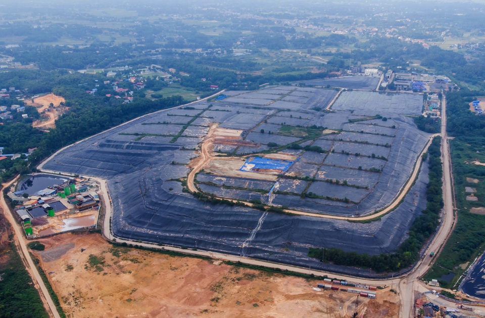 Phun nước được tinh chế từ nham thạch núi lửa để khử mùi ở bãi rác Nam Sơn - 1 Phun nước được tinh chế từ nham thạch núi lửa để khử mùi ở bãi rác Nam Sơn - 1