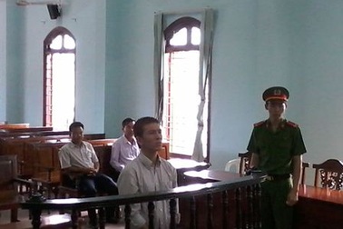 Thủ kho bị tuyên phạt 18 năm tù do trộm đường đi bán