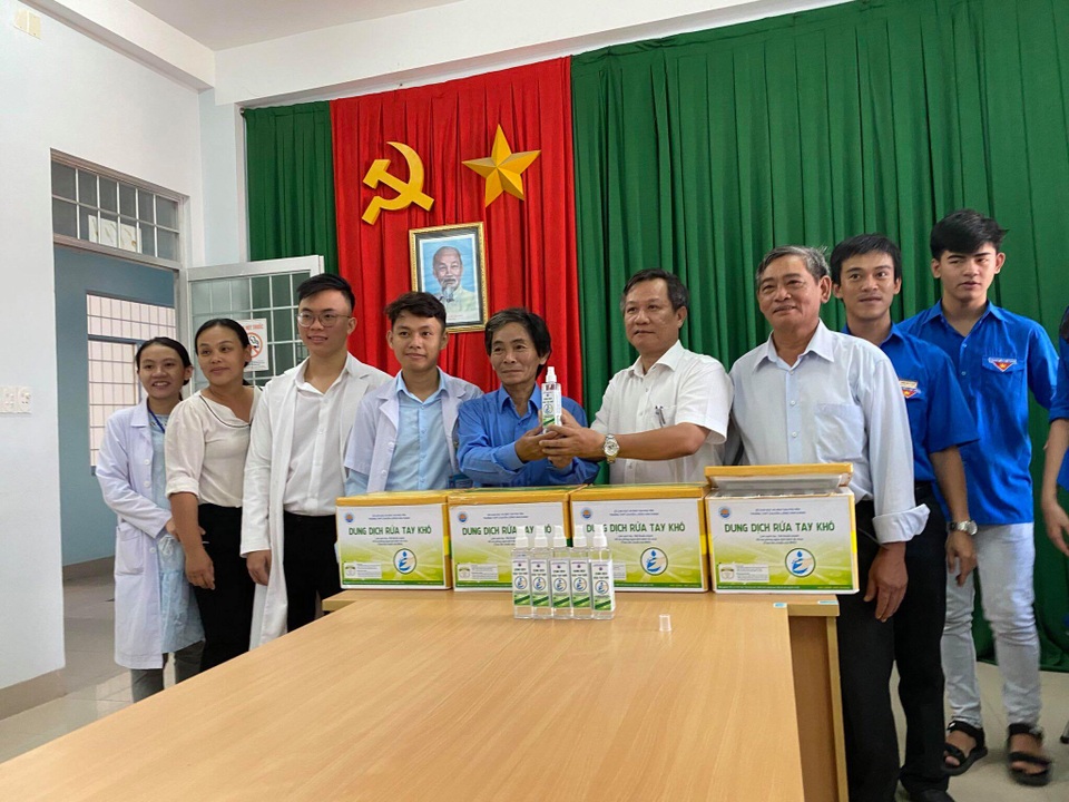 Trường THPT pha chế dung dịch rửa tay khô tặng các bệnh viện, trường học - 1 Trường THPT pha chế dung dịch rửa tay khô tặng các bệnh viện, trường học - 1