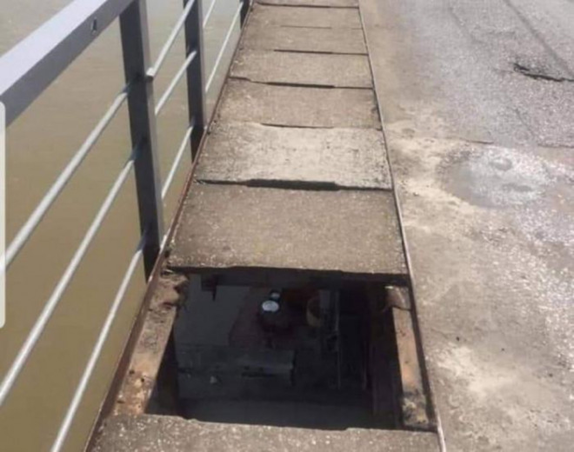 Cầu Long Biên xuất hiện lỗ thủng người chui lọt - 4 Cầu Long Biên xuất hiện lỗ thủng người chui lọt - 4