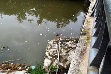 Hà Nội: Xác người phụ nữ nổi trên sông Nhuệ