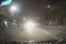 Suýt gây tai nạn vì sử dụng đèn pha trên đường