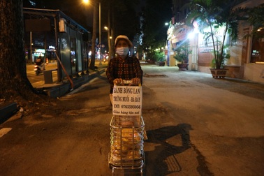 Covid-19 khiến hành trình bán bánh bông lan của cụ bà 70 tuổi dài hơn