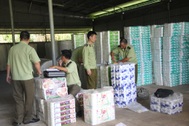 Phát hiện cơ sở sản xuất giấy vệ sinh giả các nhãn hiệu với số lượng lớn