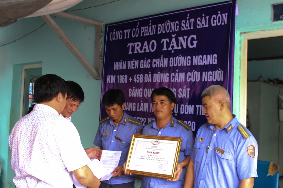 Nhân viên gác chắn lao vào cứu người đàn ông say xỉn ngay trước đầu xe lửa - 1 Nhân viên gác chắn lao vào cứu người đàn ông say xỉn ngay trước đầu xe lửa - 1