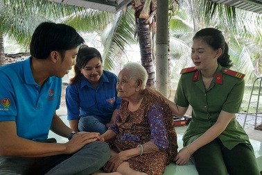 Bữa cơm ấm áp nghĩa tình tại nhà Bà mẹ Việt Nam anh hùng