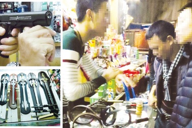 Còng số 8, súng điện... cần gì bán nấy