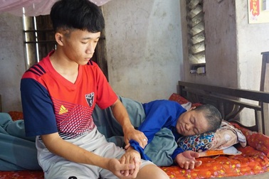 Gập ghềnh đường đến trường của cậu học trò có mẹ ung thư, cha ngẩn ngơ