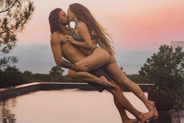 Cặp đôi bán ảnh khỏa thân để có tiền đi hưởng tuần trăng mật kéo dài 10 năm